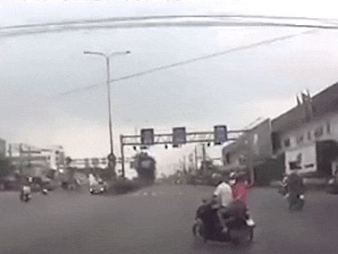 Đôi nam nữ đi xe máy bị ôtô tông ngã ra đường