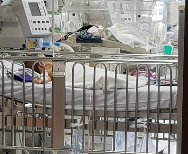 Bé gái tử vong do thủng dạ dày, gia đình đưa thi thể đến bệnh viện yêu cầu làm rõ-1