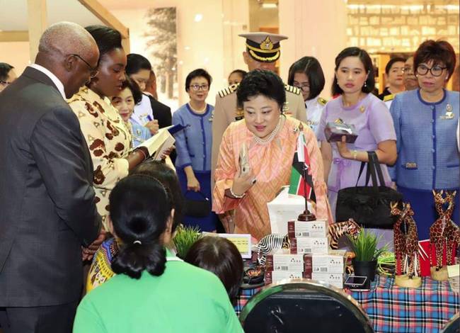 Vợ đầu của Quốc vương Thái Lan: Bị ly hôn trong phũ phàng nhưng là người có cái kết viên mãn nhất, nhìn cuộc sống hiện tại ai cũng phải ngưỡng mộ-4