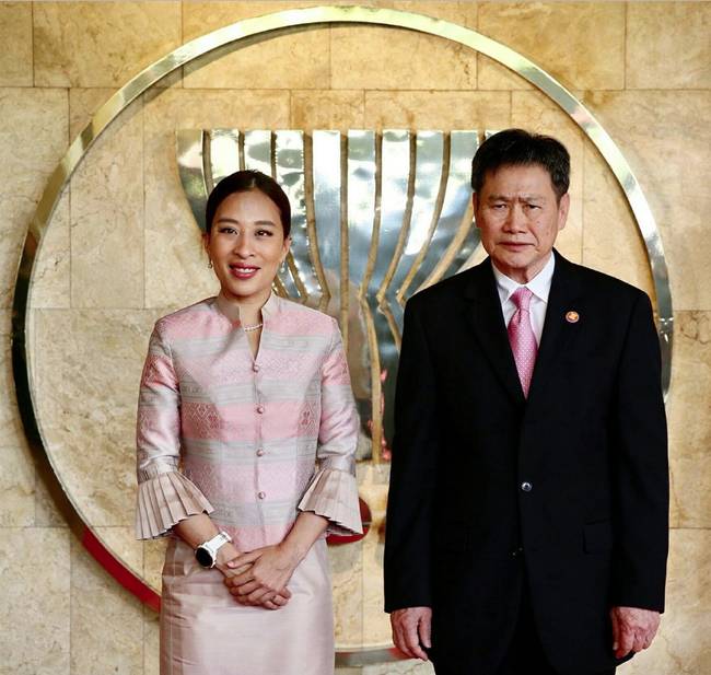 Vợ đầu của Quốc vương Thái Lan: Bị ly hôn trong phũ phàng nhưng là người có cái kết viên mãn nhất, nhìn cuộc sống hiện tại ai cũng phải ngưỡng mộ-5