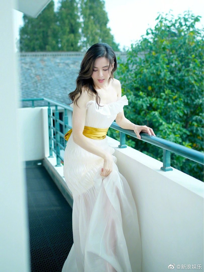 Tiểu Long Nữ Lý Nhược Đồng tuổi 46 gây sốt với body chẳng kém gái đôi mươi, vòng 1 còn cực kỳ bốc lửa-7