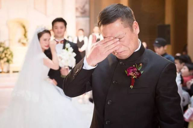 Cô dâu cứng, lập tức ra khỏi xe hoa ngay lúc đón dâu chỉ vì một cái quay đầu rồi bị mẹ chồng mỉa mai: Đúng là con nhà không ai dạy-2