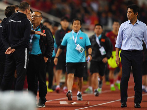 CĐV Indonesia tấn công xe chở tuyển Thái Lan-4