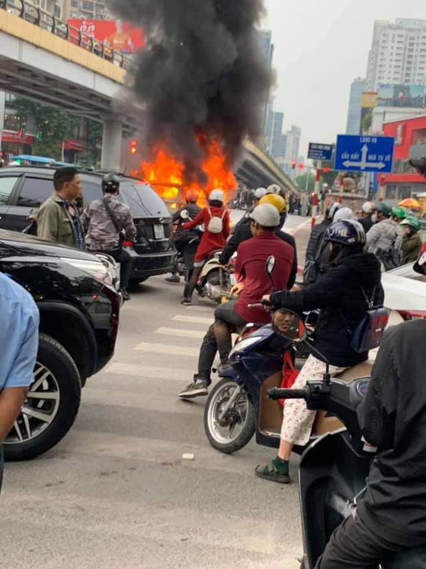 Nữ sinh 18 tuổi sợ hãi kể lại giây phút thoát chết trong vụ xe ô tô Mercedes gây tai nạn liên hoàn rồi bốc cháy-4