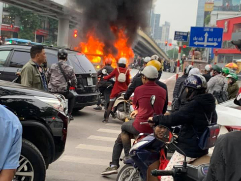 Bé trai thoát chết sau khi lọt xuống gầm ôtô-1