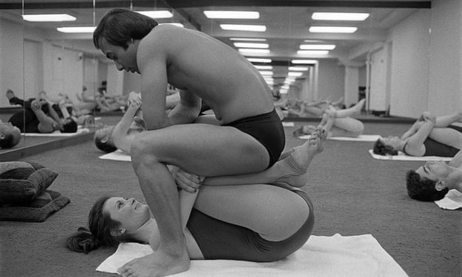 Đời tư bê bối của Bikram Choudhury - cha đẻ của yoga nóng được tôn sùng khắp thế giới và những lần quấy rối tình dục công khai bất chấp các cáo buộc-6