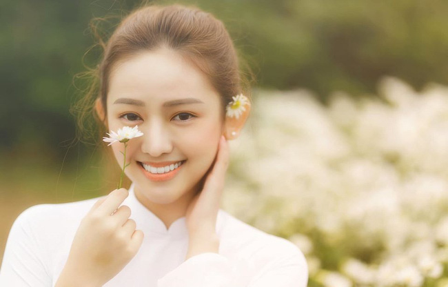 Thúy Vi ra tận Hà Nội chụp ảnh cúc họa mi, thần thái tư thế cũng đáng tham khảo nhưng soi clip hậu trường thì đúng là một trời một vực-1