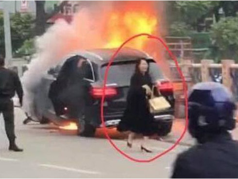 Từ vụ nữ tài xế Mercedes gây tai nạn kinh hoàng khiến 1 người chết: Chị em phụ nữ nói về gót giày tử thần khi lái xe-9