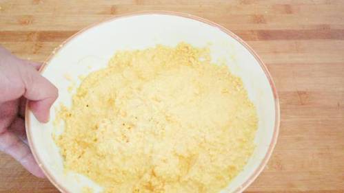 Ngô luộc mãi cũng chán, tách hạt ra có món bánh ngô hấp tuyệt ngon, cả nhà đều thích-2