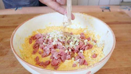 Ngô luộc mãi cũng chán, tách hạt ra có món bánh ngô hấp tuyệt ngon, cả nhà đều thích-3