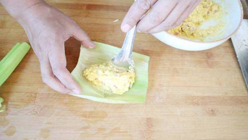 Ngô luộc mãi cũng chán, tách hạt ra có món bánh ngô hấp tuyệt ngon, cả nhà đều thích-4