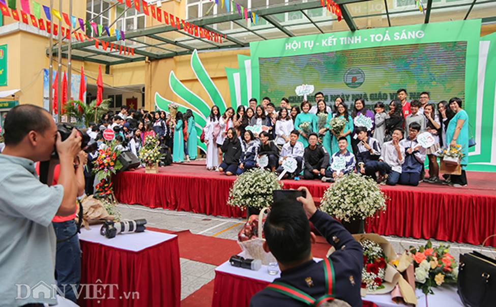 Khoảnh khắc đẹp 20/11: Cựu học sinh về trường ôm chầm cô giáo-1