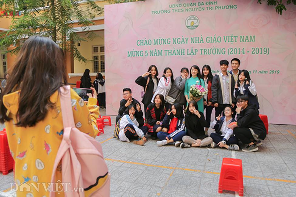 Khoảnh khắc đẹp 20/11: Cựu học sinh về trường ôm chầm cô giáo-2