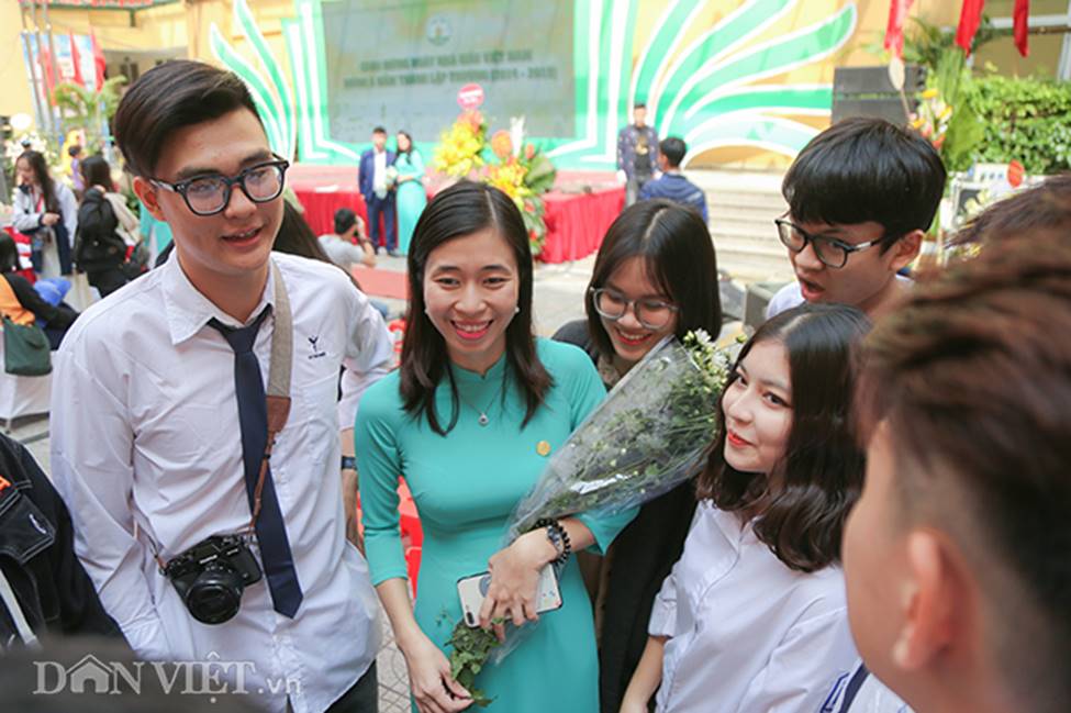 Khoảnh khắc đẹp 20/11: Cựu học sinh về trường ôm chầm cô giáo-3