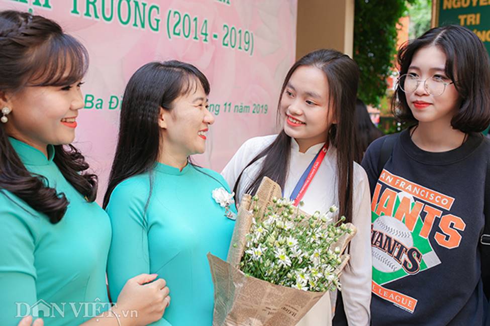 Khoảnh khắc đẹp 20/11: Cựu học sinh về trường ôm chầm cô giáo-4