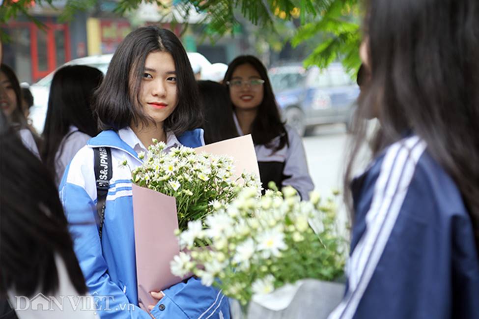 Khoảnh khắc đẹp 20/11: Cựu học sinh về trường ôm chầm cô giáo-12