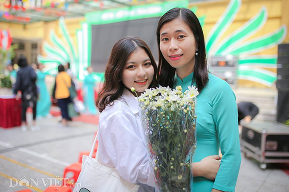 Khoảnh khắc đẹp 20/11: Cựu học sinh về trường ôm chầm cô giáo-6