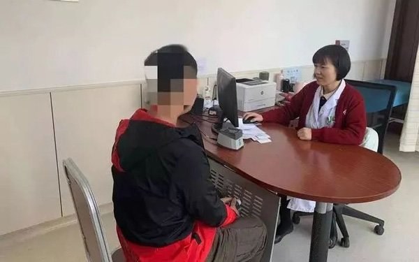 Bác sĩ giật mình khi nắn ngực nam bệnh nhân thấy chảy sữa, hóa ra là vì bệnh này-2