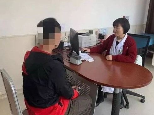 Bác sĩ giật mình khi nắn ngực nam bệnh nhân thấy chảy sữa, hóa ra là vì bệnh này