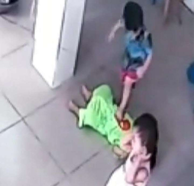 Bé 17 tháng bị bạn dẫm đạp, đình chỉ công tác Phó hiệu trưởng-1