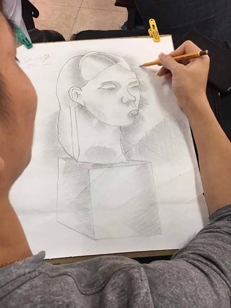 Sinh viên Mỹ thuật trổ tài vẽ mẫu vật nhưng khác xa một trời một vực, giáo viên nhìn thấy liền cho ngay 0 điểm-3