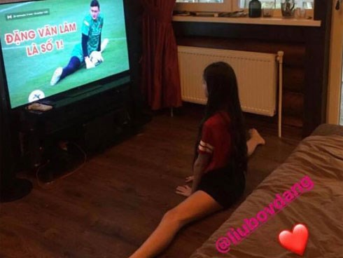 Em gái xinh đẹp trổ tài xoạc chân khiến Lâm Tây tự hào: