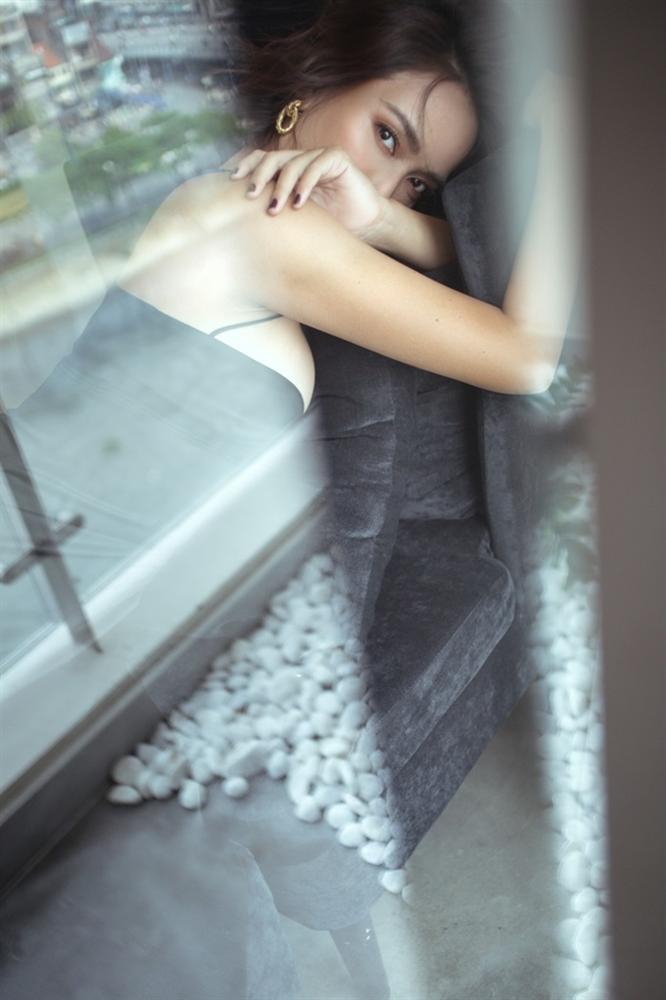 Cô gái vàng trong làng ăn cưới showbiz Việt chụp ảnh gợi cảm, không chạnh lòng vì mãi vẫn độc thân-1