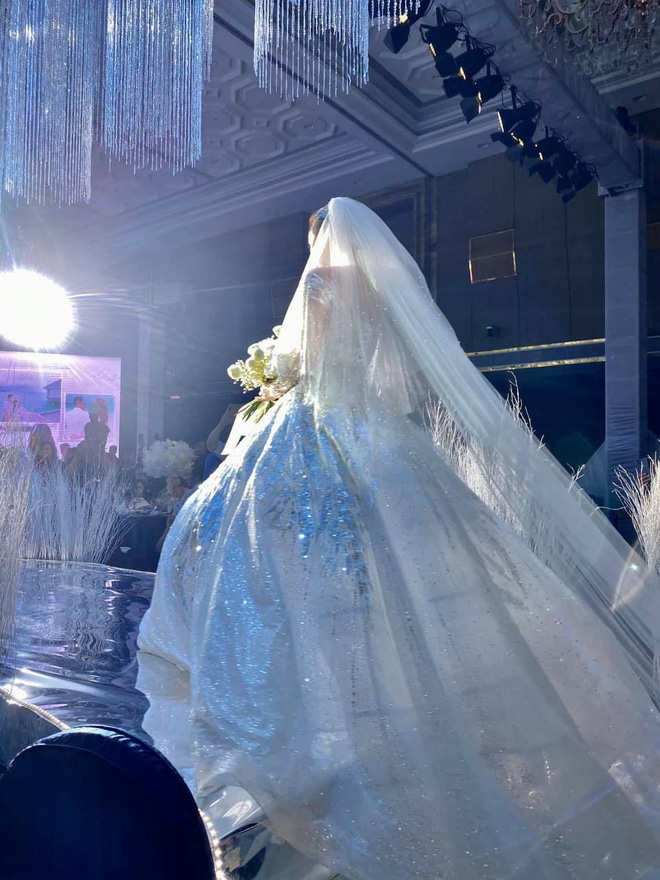 Tung clip bước vào lễ đường lung linh như cổ tích, Bảo Thy xúc động: Đời con gái chỉ một lần được xinh đẹp thế này-3