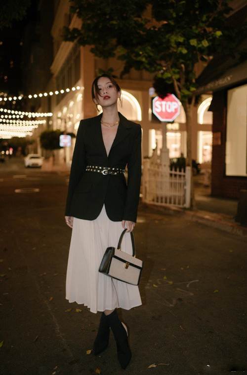 4 công thức phối chân váy đi làm trong ngày thu nắng nhẹ, chị em cứ yên tâm ghi điểm-4