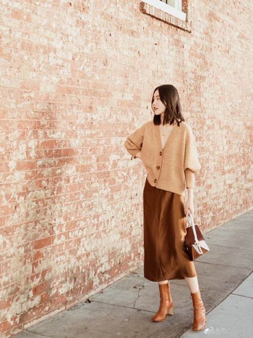 4 công thức phối chân váy đi làm trong ngày thu nắng nhẹ, chị em cứ yên tâm ghi điểm-6