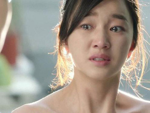 Ngay ngày đầu về làm dâu, nhìn bố chồng vót chiếc roi dài thấy lạ liền hỏi, câu trả lời của ông khiến tôi chết lặng-2