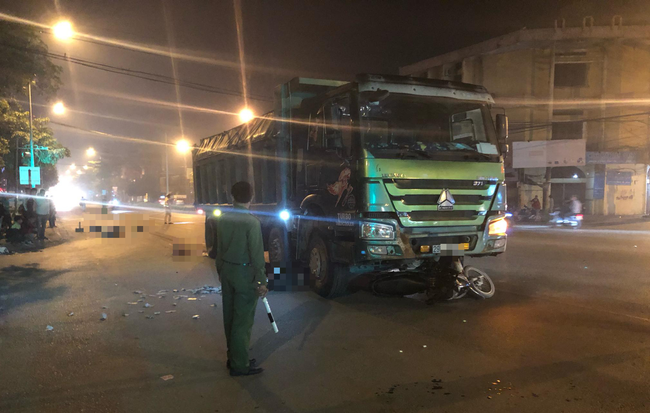 Tai nạn thảm khốc khiến 2 nạn nhân nghi là vợ chồng tử vong ngay tại hiện trường-1