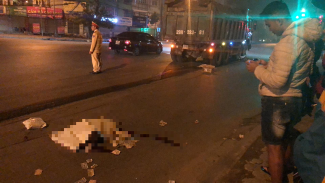 Tai nạn thảm khốc khiến 2 nạn nhân nghi là vợ chồng tử vong ngay tại hiện trường-3