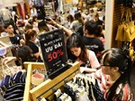 Nhiều cửa hàng thời trang ở Hà Nội đã chạy đà cho ngày mua sắm Black Friday bằng việc treo biển giảm giá mạnh tới 80% các sản phẩm-16