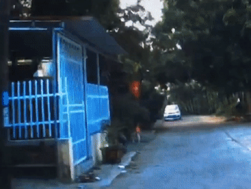 Người phụ nữ suýt bị vữa rơi trúng khi đi xe máy dưới gầm cầu-1