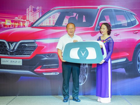 Vinfast tặng xe Lux SA2.0 phiên bản cao cấp cho HLV Park Hang Seo