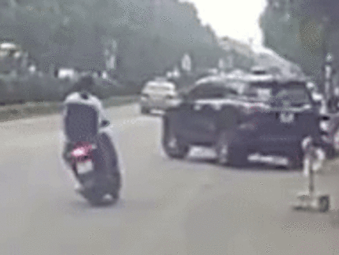 Đôi nam nữ bị hất văng khi va chạm với ôtô 7 chỗ