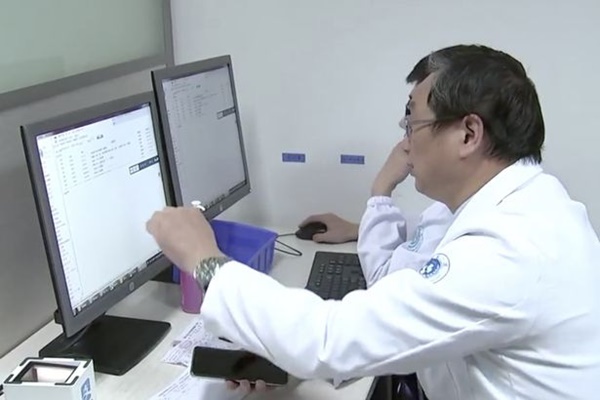 Bác sĩ phát hiện 700 con sán dây làm tổ, gây tổn thương trong não, ngực và phổi của một người đàn ông ăn thịt lợn chưa chín-5