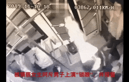 Thiếu nữ dũng cảm chặn đường tên biến thái sau khi phát hiện hành vi đồi bại của hắn với hành khách trên xe buýt-1