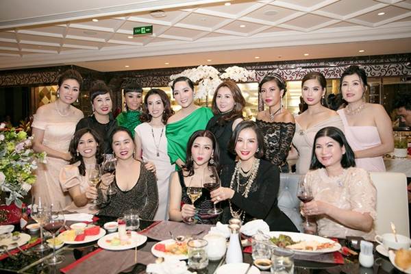 MC Thanh Mai mặc váy bó sát khoe đường cong quyến rũ ở tuổi 46-9