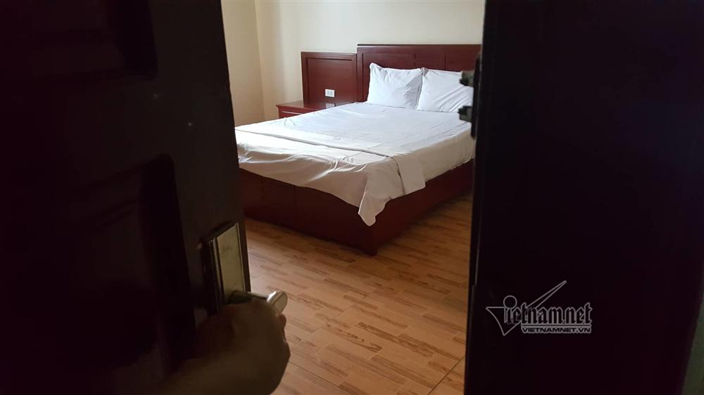 Mối tình tội lỗi của nữ bác sĩ trong căn phòng bí mật-1