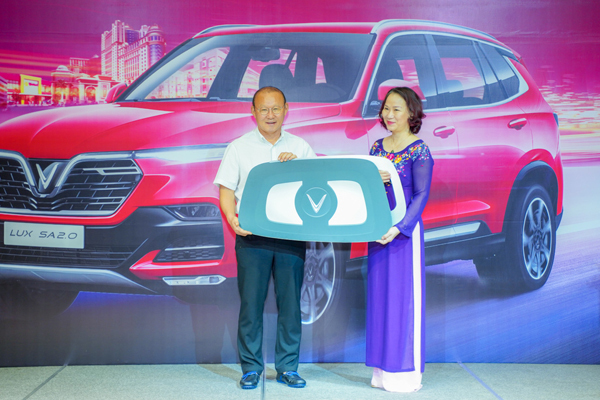 Vinfast tặng xe Lux SA2.0 phiên bản cao cấp cho HLV Park Hang Seo-1