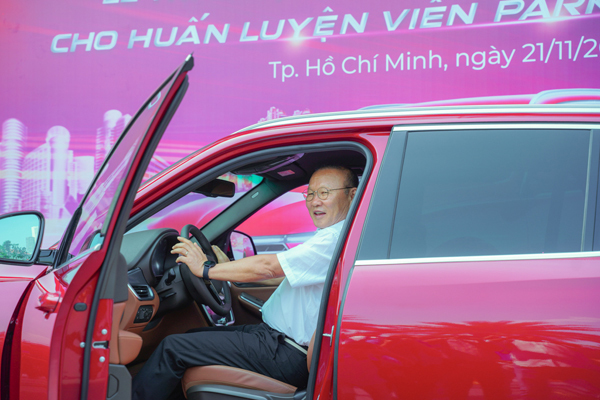 Vinfast tặng xe Lux SA2.0 phiên bản cao cấp cho HLV Park Hang Seo-5
