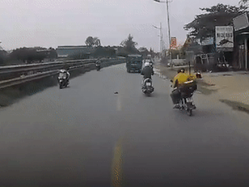 Người đi xe máy ngã nhào ra đường vì nổ lốp