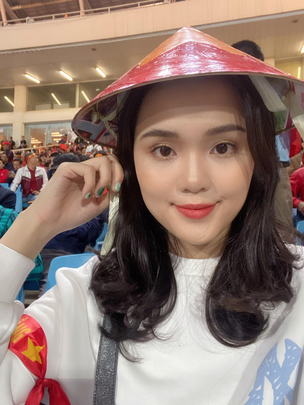 Bạn gái Duy Mạnh khoe ảnh lung linh trên khán đài, dân mạng thả vào khoảnh khắc cam thường để cà khịa: Liệu có khác biệt lắm không?-1