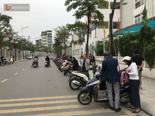 Không còn cảnh chen lấn xô đẩy, phụ huynh ở Hà Nội xếp hàng đón con một cách ngăn nắp đáng kinh ngạc-2