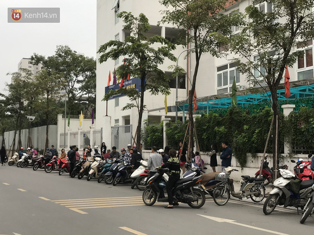 Không còn cảnh chen lấn xô đẩy, phụ huynh ở Hà Nội xếp hàng đón con một cách ngăn nắp đáng kinh ngạc-5