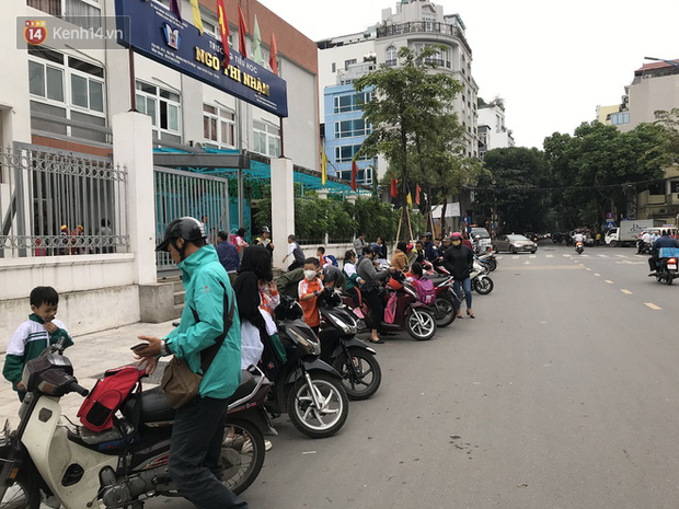 Không còn cảnh chen lấn xô đẩy, phụ huynh ở Hà Nội xếp hàng đón con một cách ngăn nắp đáng kinh ngạc-10