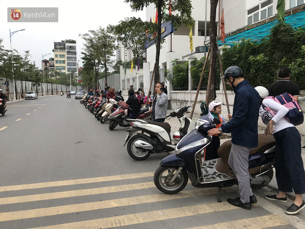 Không còn cảnh chen lấn xô đẩy, phụ huynh ở Hà Nội xếp hàng đón con một cách ngăn nắp đáng kinh ngạc-11