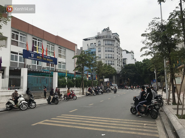 Không còn cảnh chen lấn xô đẩy, phụ huynh ở Hà Nội xếp hàng đón con một cách ngăn nắp đáng kinh ngạc-14